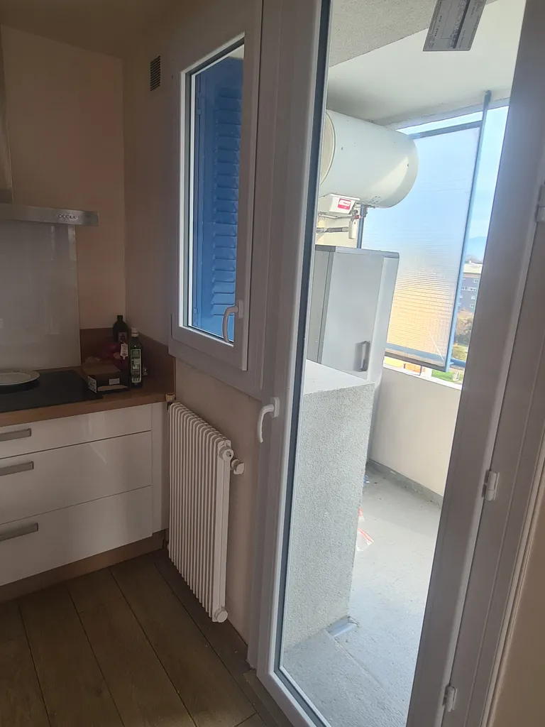 Installation d’un ensemble composé de châssis PVC avec porte-fenêtre et fenêtre en rénovation à Saint-Martin-d’Hères près de Grenoble