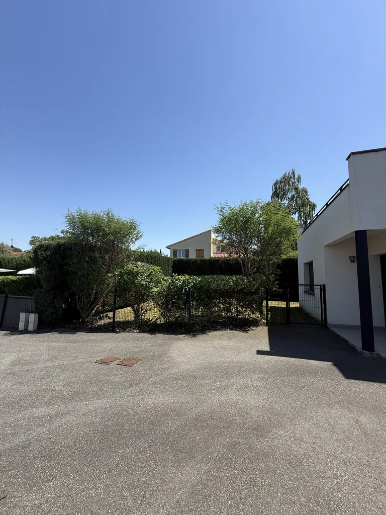 Remise en état complète d’un jardin avec tonte et taille de haies à Balma proche de Toulouse avant remise en location