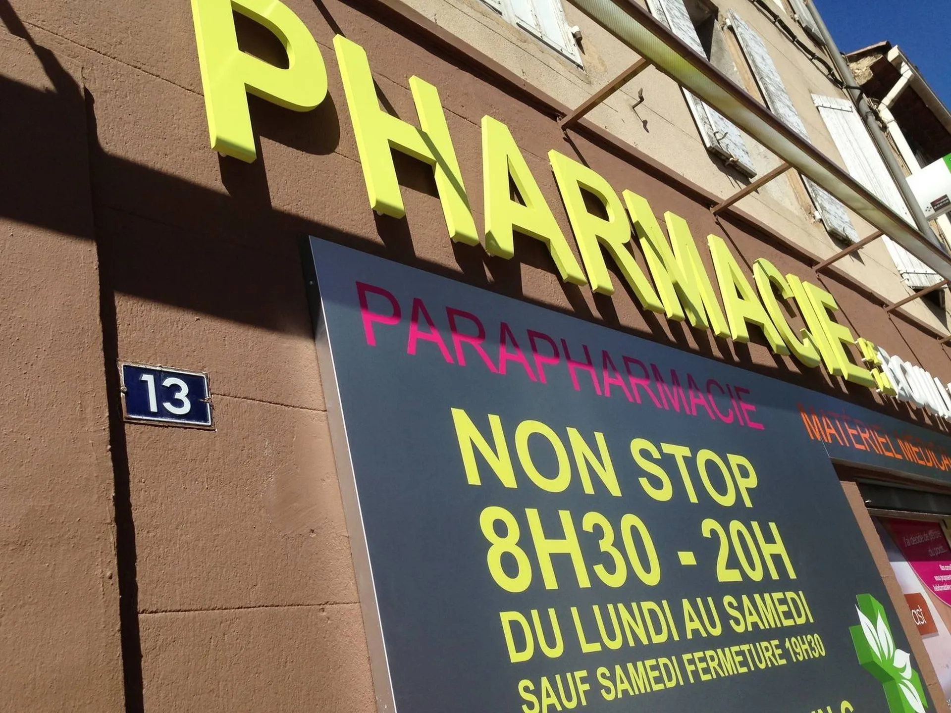 lettres PVC laqué pour enseigne de pharmacie martigues