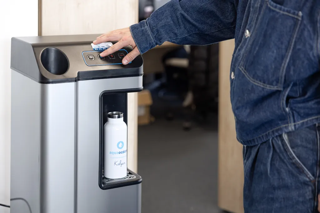 Fontaine à eau réseau MODELA – design moderne et compact pour entreprise