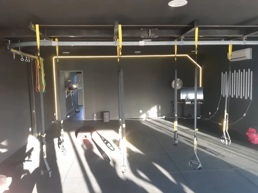 FABRICATION ET POSE STRUTURE CHARPENTE METALLIQUE POUR SALLE DE SPORT AVEC RAIL PORTE SAC DE FRAPPE SUR MESURE A MARTIGUES 