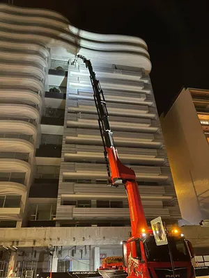 Plantation d'oliviers avec grue sur toiture à Monaco