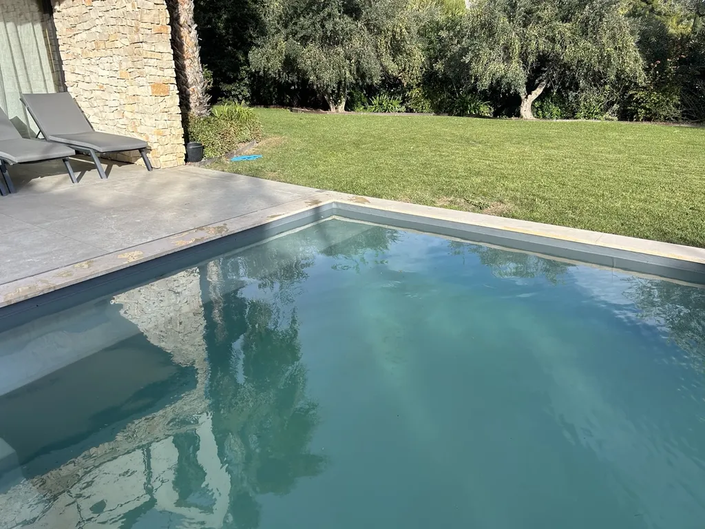 Faire intervenir un spécialiste pour une recherche de fuite sur piscine béton à Arcachon en Gironde