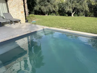 Faire intervenir un spécialiste pour une recherche de fuite sur piscine béton à Arcachon en Gironde