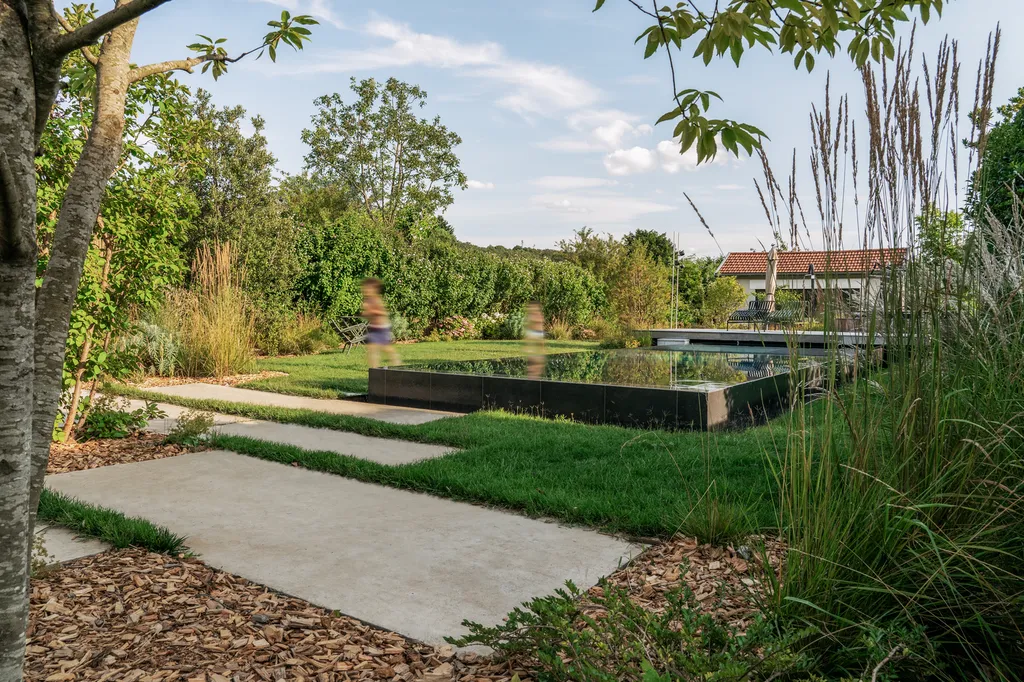 Aménagement paysager complet avec piscine, spa et plantations dans un jardin contemporain à Fleurieu-sur-Saône (69250)