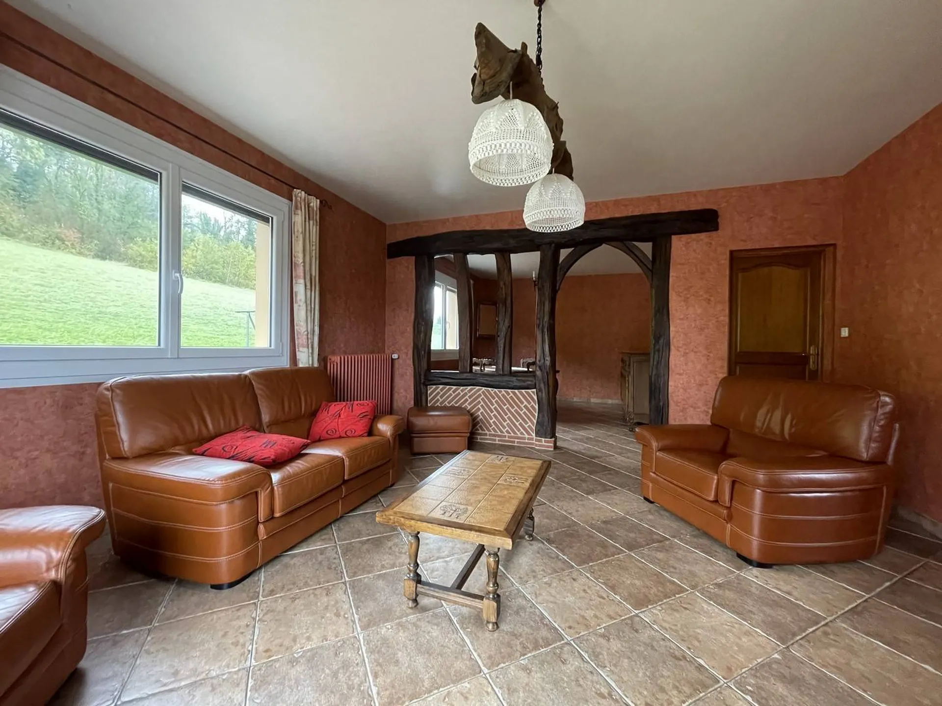 **Demeure avec vue sur la forêt à vendre** : Rez-de-chaussée avec cuisine, salle à manger, et deux chambres, offrant un espace de vie confortable et fonctionnel.