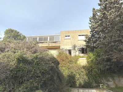 A vendre Villa de Type 7 avec piscine à rénover située sur les hauteurs de Carnoux en Provence