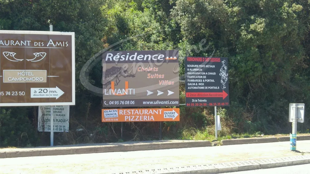 panneau publicitaire bord de route cabries