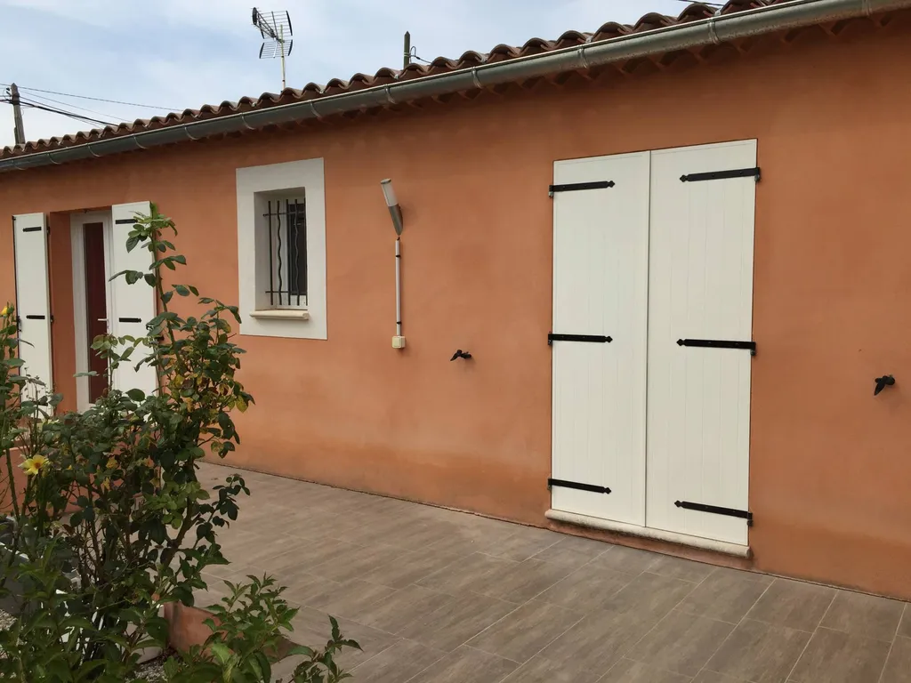 Volet battant aluminium isolé position ouverte et fermée sur la même façade 