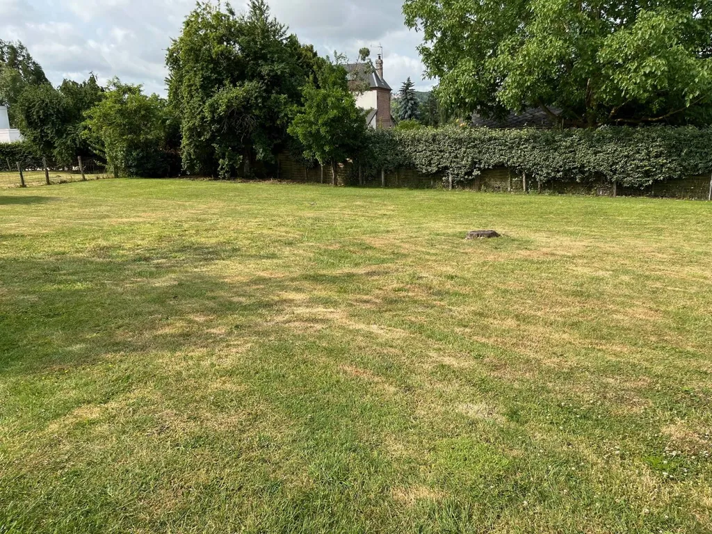 A vendre : terrain plat à bâtir de 1253m² situé dans un bel environnement à Jumièges