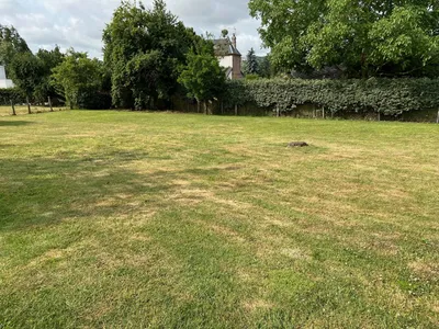 A vendre : terrain plat à bâtir de 1253m² situé dans un bel environnement à Jumièges