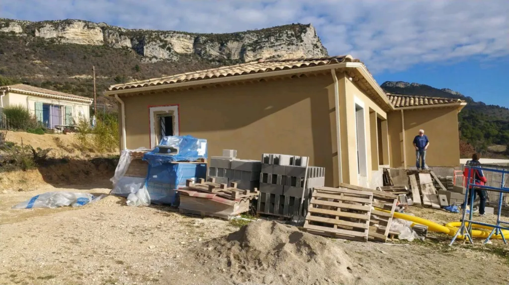 Installation de gouttières en aluminium de couleur dans la Drôme