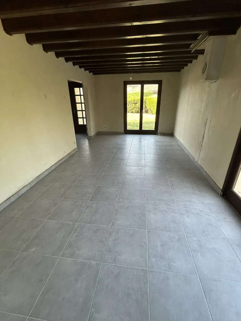 Séjour après rénovation avec nouveau sol en carrelage moderne dans une maison à Tassin-la-Demi-Lune (Rhône)