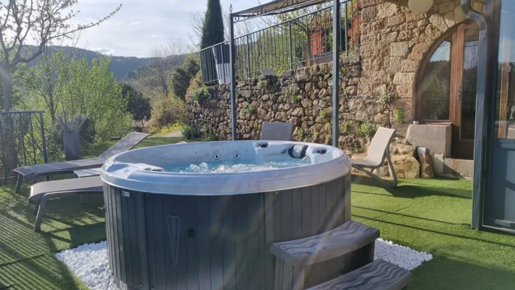 Spa rond Wellis 5 places installé au Domaine de Chalvêche