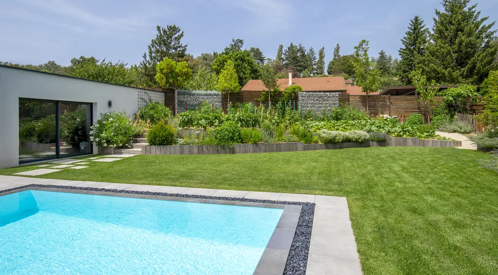 Rénovation de piscine, installation de pergola et sauna extérieur avec potager paysager à Toussieu (69780)