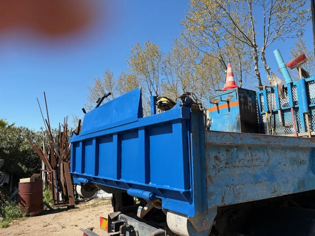 FABRICATION DANS NOS ATELIERS DE CHAUDRONNERIE A MARTIGUES D'UNE RIDELLE DE CAMION FABRIQUEE SUR MESURE 