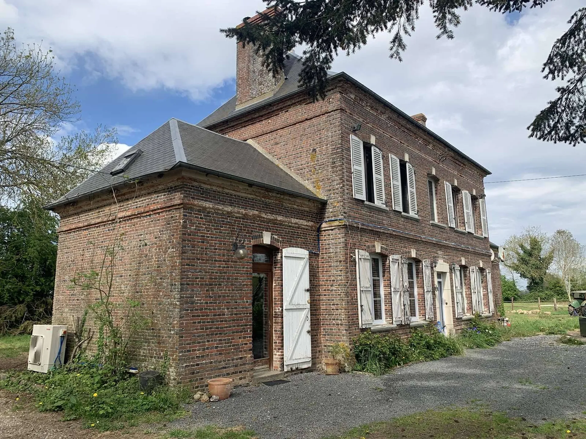 Région de BERNAY (27300) une propriété de 3 HA 80 A avec une maison de caractère et un bâtiment agricole
