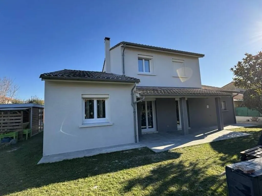 Rénovation de façade sur une maison ancienne couleur 688 et 280 en finition gratté avec pose de parement pierre, à Valence (26)