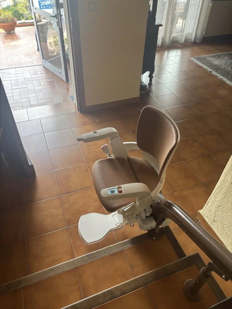 Départ 1er nez de marche pour ce fauteuil monte-escaliers OTOLIFT Smart aux Pennes Mirabeau à Marseille