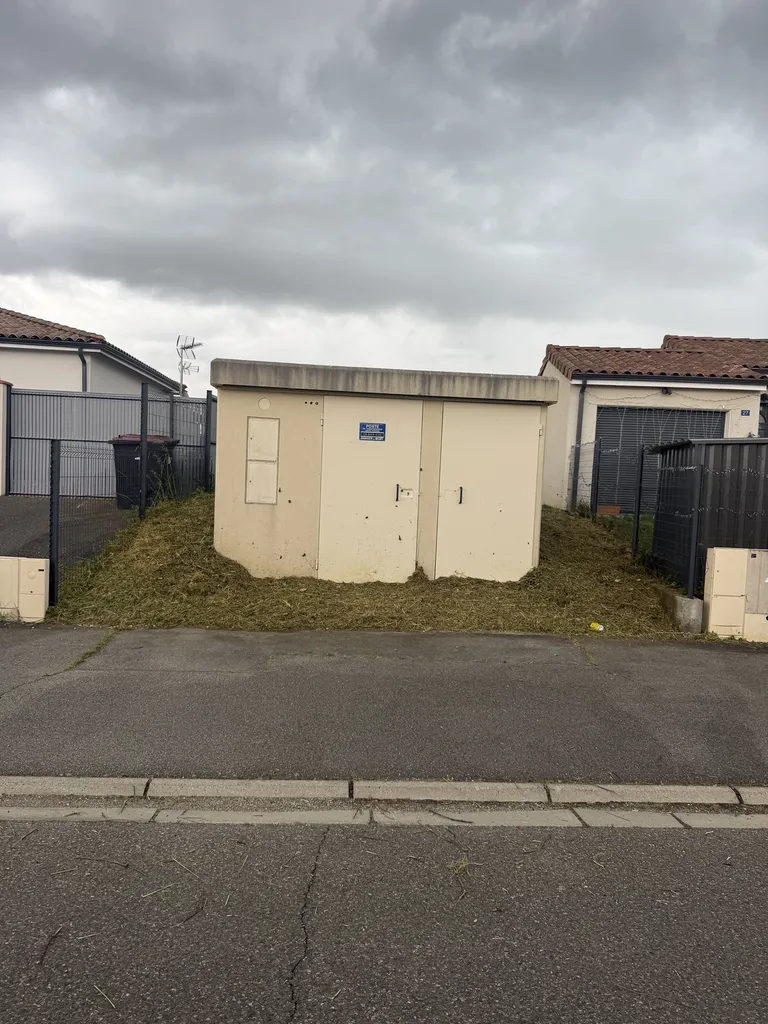 Débroussaillage complet de deux parcelles pour promoteur et constructeur immobilier proche de Toulouse sur une surface totale de 285 m²