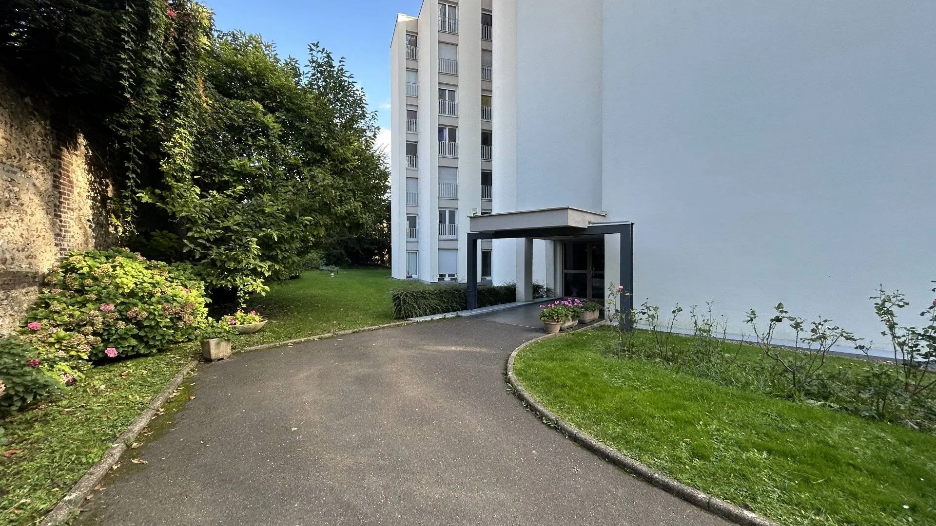 Appartement de 55.84m² Carrez situé au 1er étage d'une résidence avec cour privée et place de parking à Rouen, en Normandie