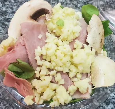 Salade italienne : Tomates, jambon, mozzarella, champignons, salade en livraison ou à emporter à Salon de Provence le soir 7/7