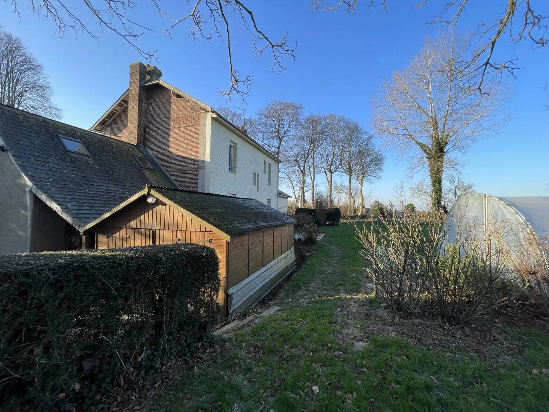 **Immobilier de luxe à vendre** : Séjour avec cheminée d’époque, idéal pour des moments conviviaux.