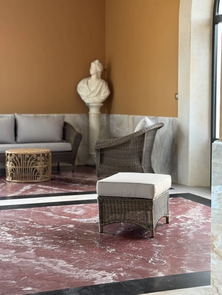 Spa en Marbre rouge Saint Pons et granit noir Zimbabwé au Domaine Mas de Rey à Arles