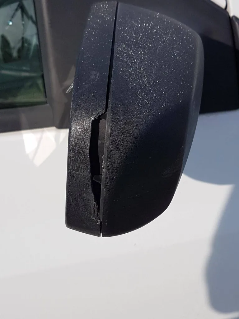 Une coque de rétroviseur légèrement cassée ne bloque pas votre voiture en contre-visite lors de votre contrôle chez Autosur Martigues 