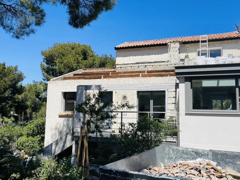 Réfection d’une toiture avec rénovation de charpente et isolation sur Aix en Provence.