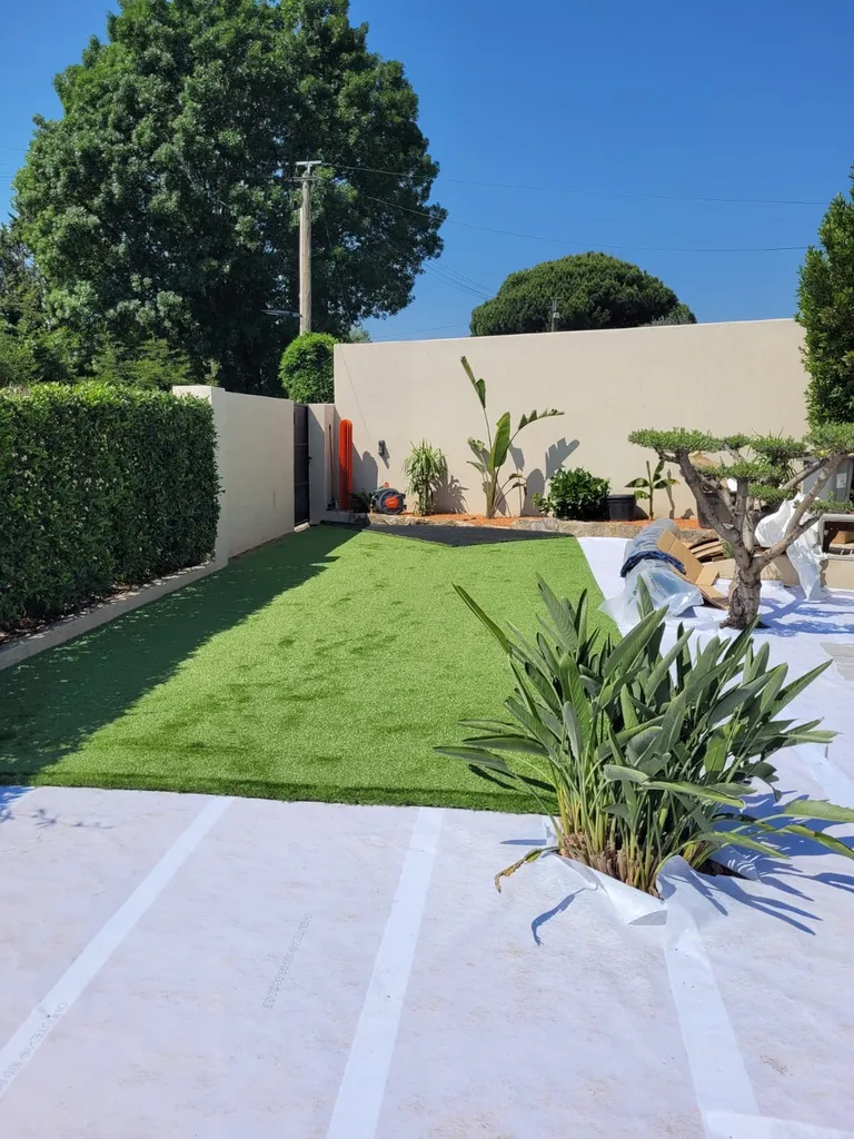 Installation gazon avec terrassement sol et pose géotextile à Draguignan et vers Le Val