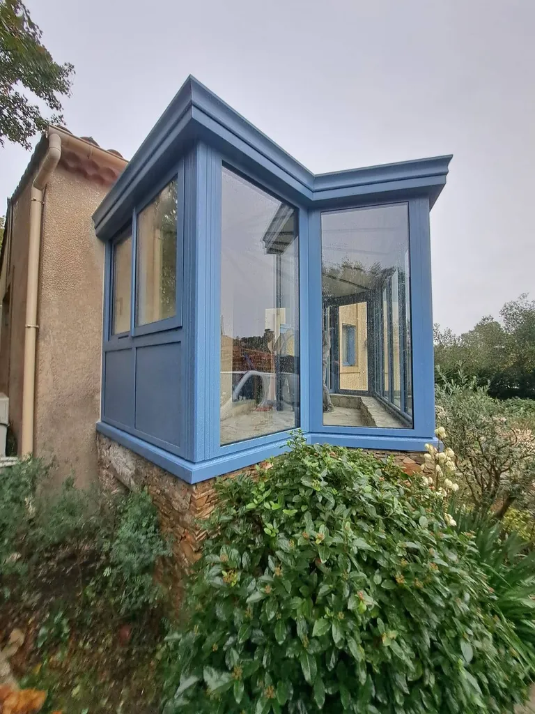 Pose de Véranda AKENA Bleue sur mesure à Nîmes : L'extension design signée Home Confort