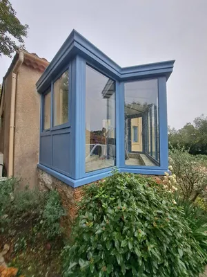Pose de Véranda AKENA Bleue sur mesure à Nîmes : L'extension design signée Home Confort