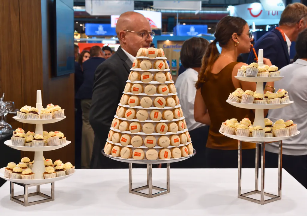 Pyramide de macarons personnalisés aux couleurs des exposants