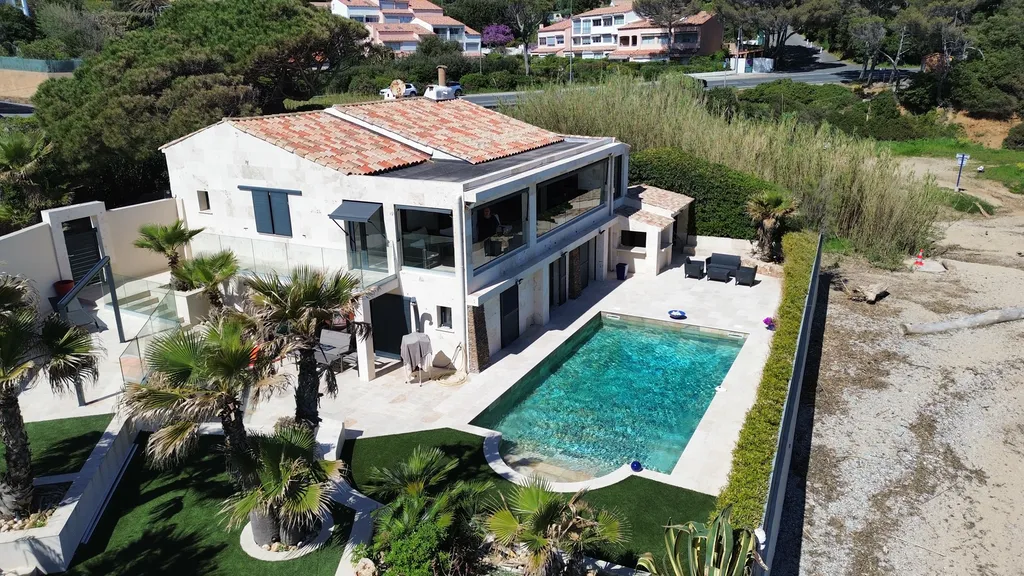 Piscine face à la mer
