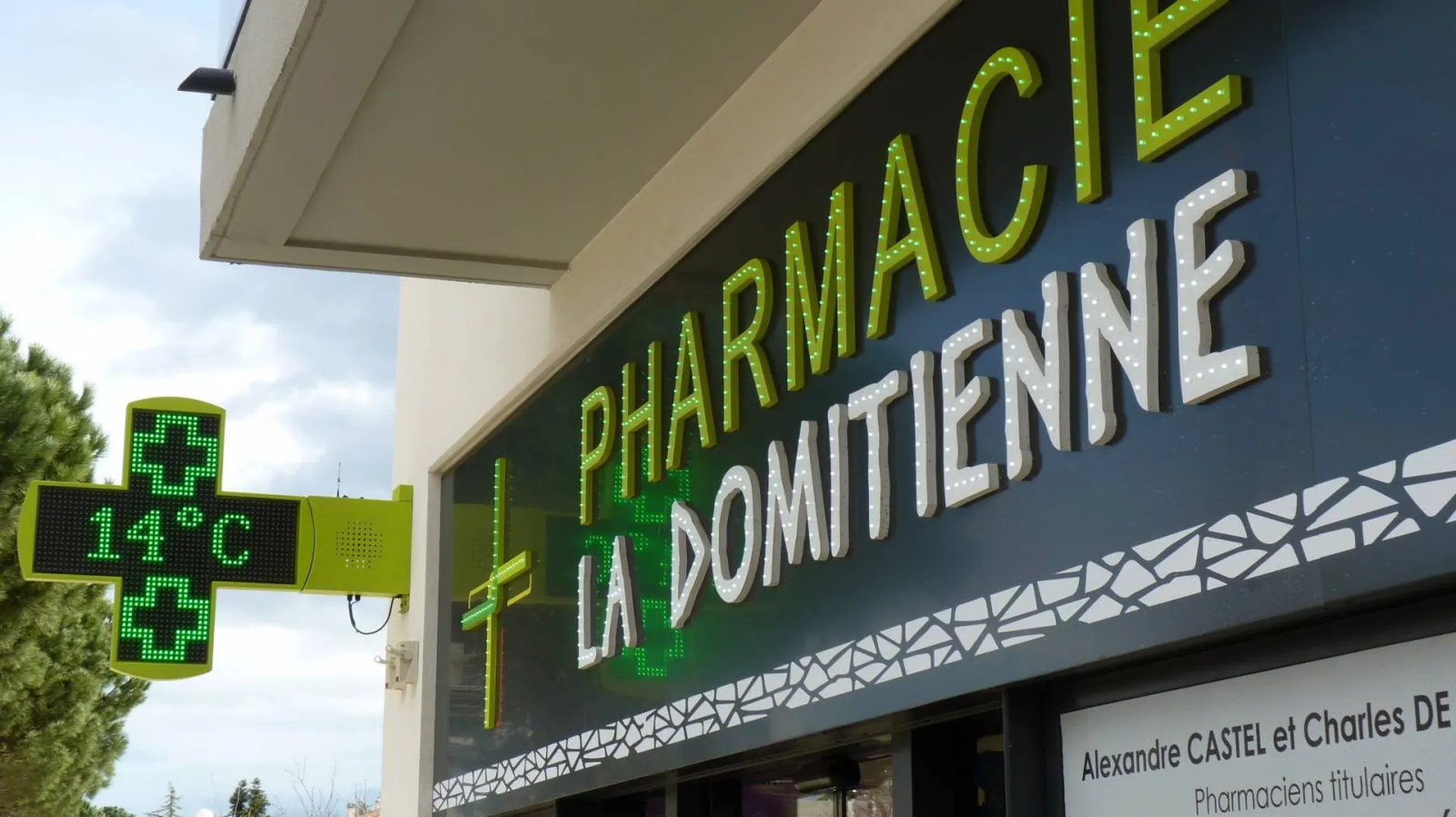 enseigne croix de pharmacie nimes