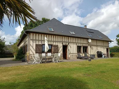 L'agence immobilière Terres et Demeures de Normandie (Eure 27  et Calvados 14) vous invite à venir découvrir à la campagne, dans un petit village à seulement 15 minutes de Cormeilles 27260 et 5 minutes des commerces, cette vaste Demeure Normande d'en