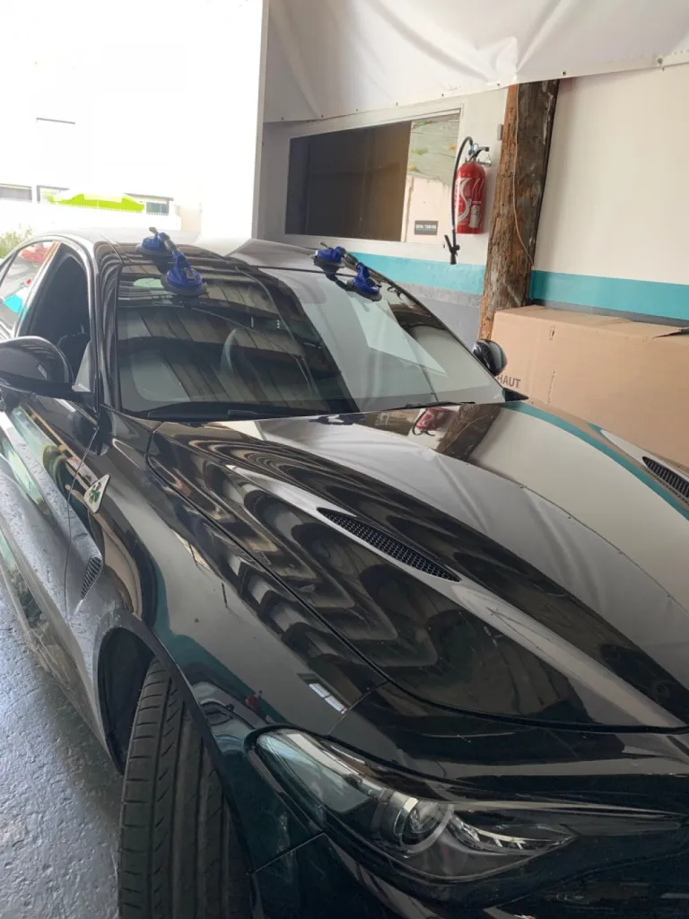 Changement de pare-brise sur Alfa Romeo Giulia 2020 avec franchise offerte chez Speed Glass Marseille, rapide et sans avance