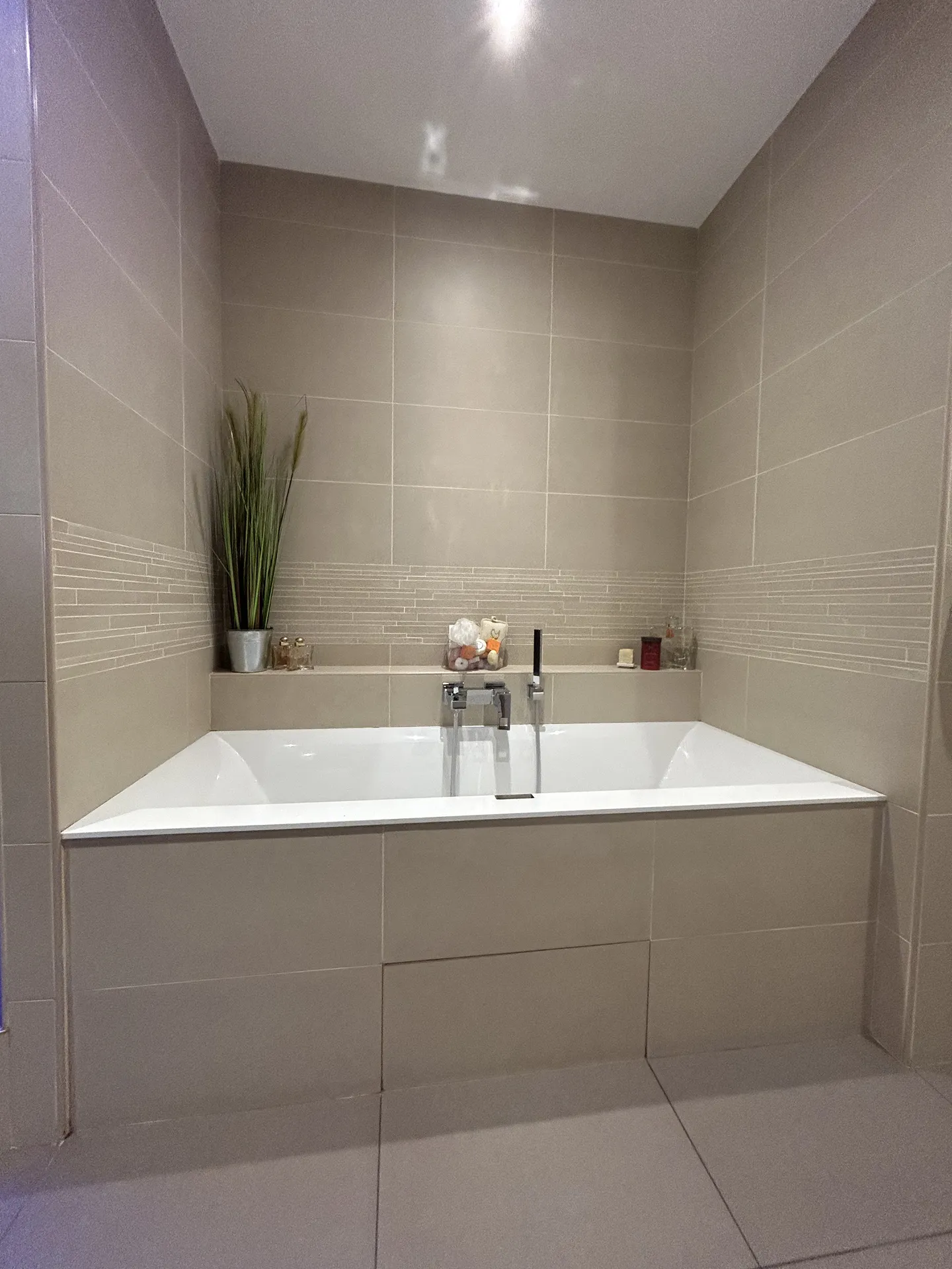 Baignoire confortable 180 x 80 installée lors de la rénovation de cette salle de bain à Saint-Germain-au-Mont-d'Or près de Lyon (Rhône 69)