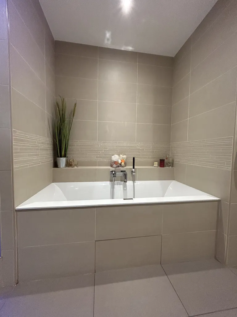 Baignoire confortable 180 x 80 installée lors de la rénovation de cette salle de bain à Saint-Germain-au-Mont-d'Or près de Lyon (Rhône 69)