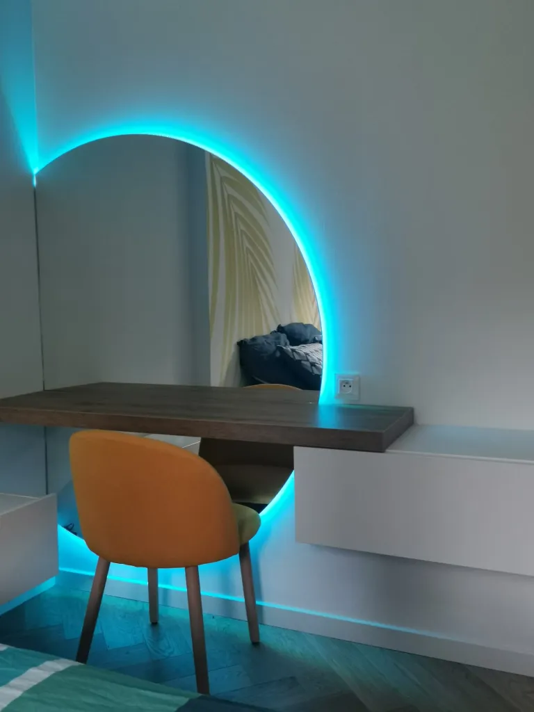 Miroir en forme rétro éclairé avec intégration du meuble