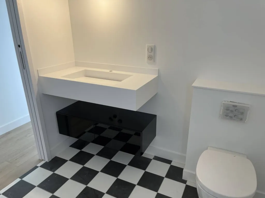 Fabrication et pose de vasques en CORIAN dans plusieurs salles de bain à BASSUSSARRY (64)