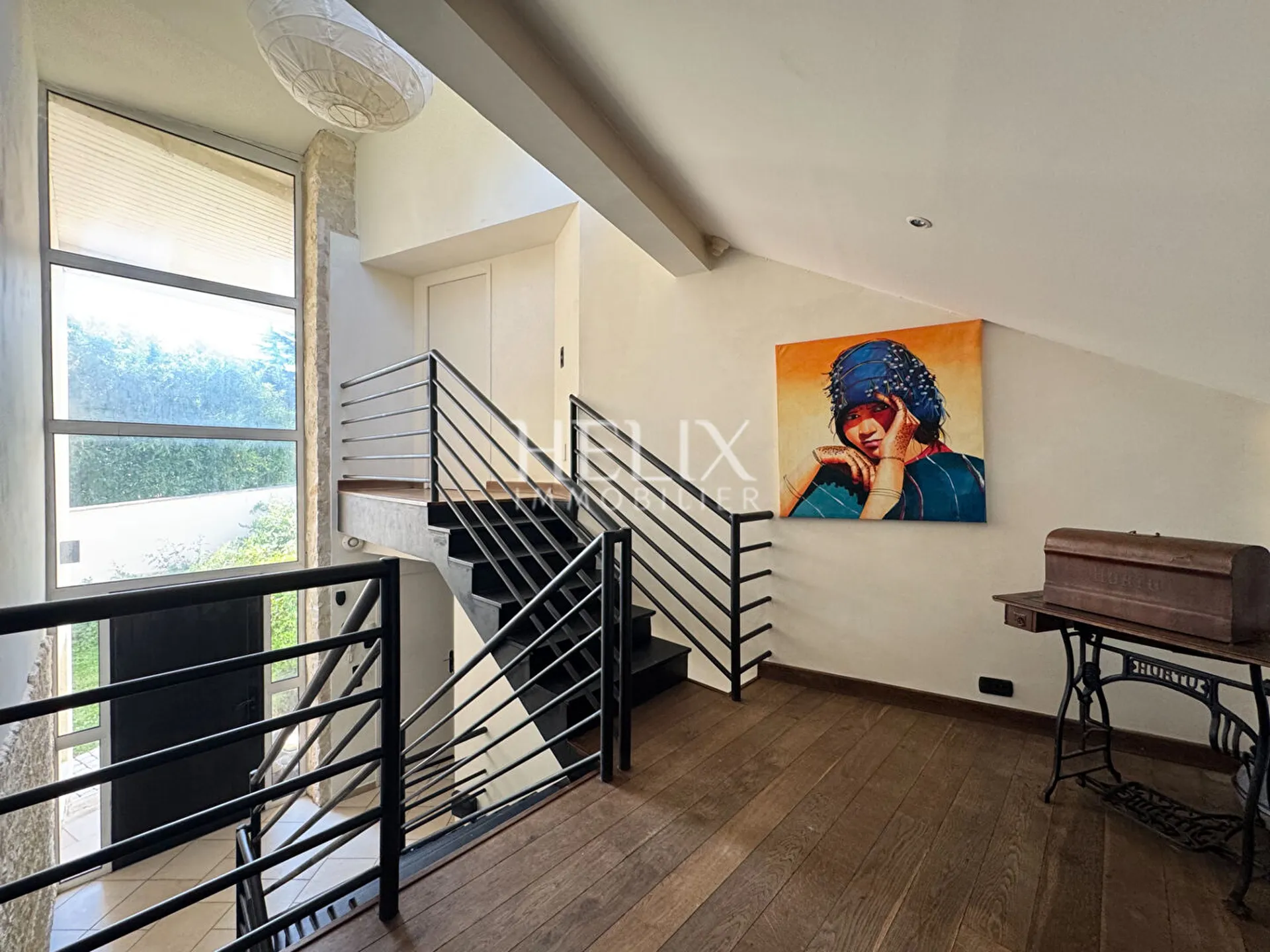 A vendre Orgeval , exceptionnelle maison de 350 M2 édifiée sur un terrain arboré de 1056 m2 avec une piscine extérieur, le calme absolu.