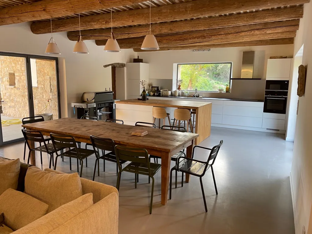 Pose d’une couche industriel effet béton ciré coulé à Arles 