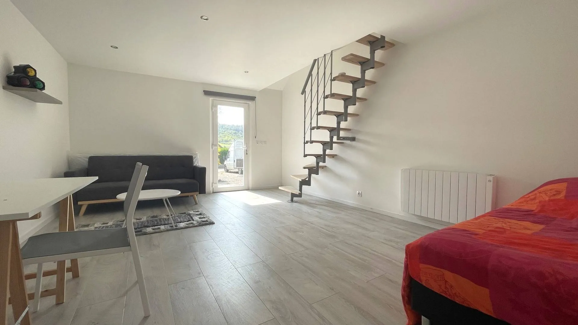 Maison de charme à vendre en Normandie** : Située au cœur du village, cette propriété allie le charme de l'ancien au confort moderne.