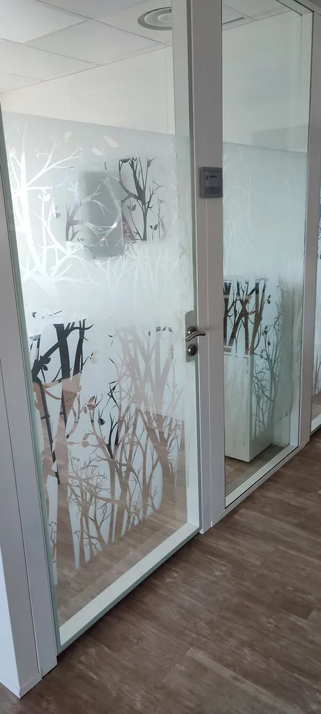 Films Vitrophanie adhésive dépoli blanc pour cloison vitrée entre bureaux à Aix en Provence– Marquage discret et esthétique contemporaine