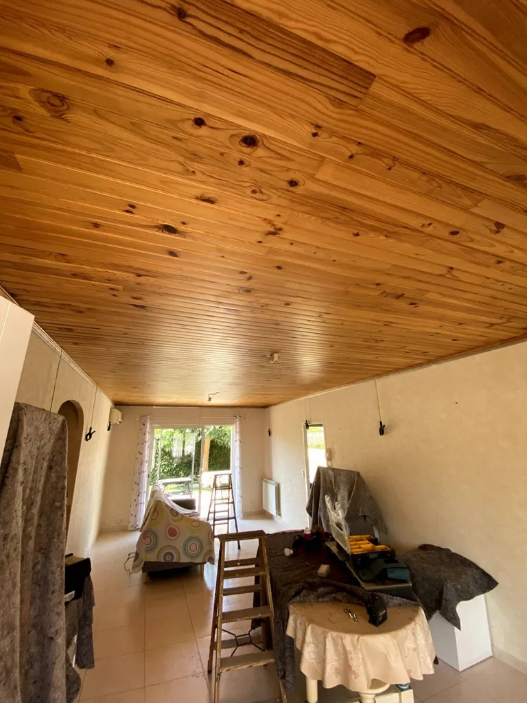 Cacher le lambris bois ou PVC par un plafond tendu dans un salon - Revel  Plafonds Tendus Occitans Castelnaudary