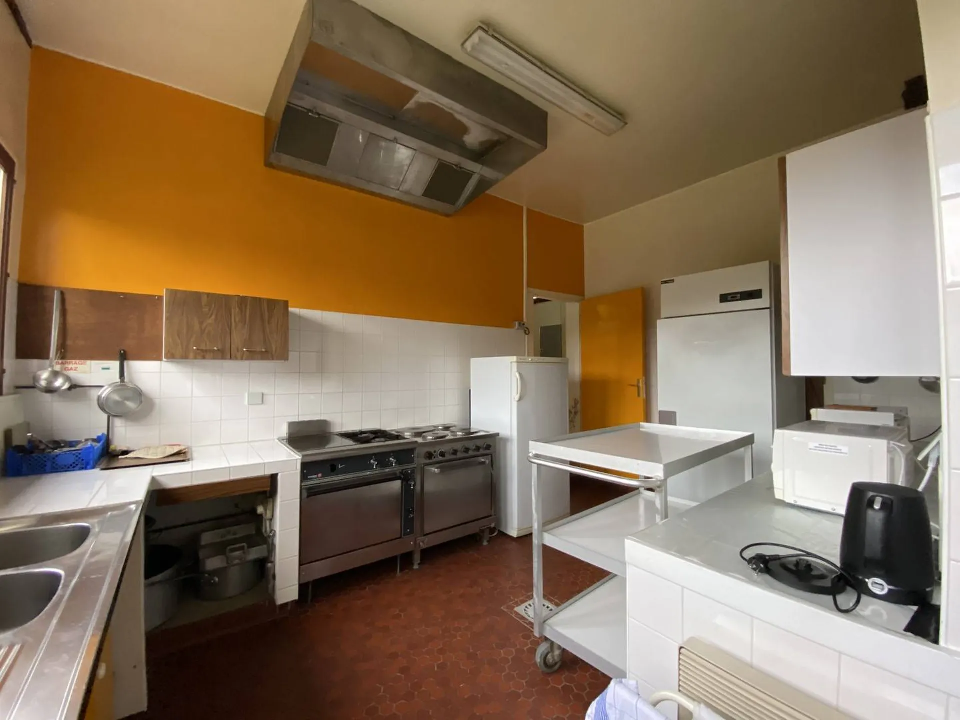 Une maison offrant : une cuisine professionelle, un bureau.