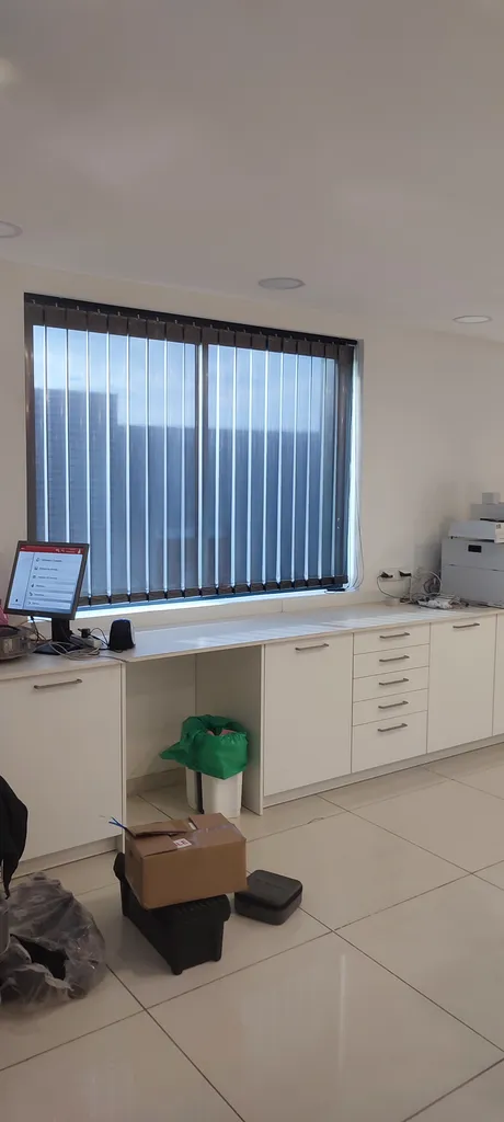 Pose de stores sur mesure pour baies vitrées avec protection solaire à Aix-en-Provence - Stores intérieurs et extérieurs pour bureaux et habitations