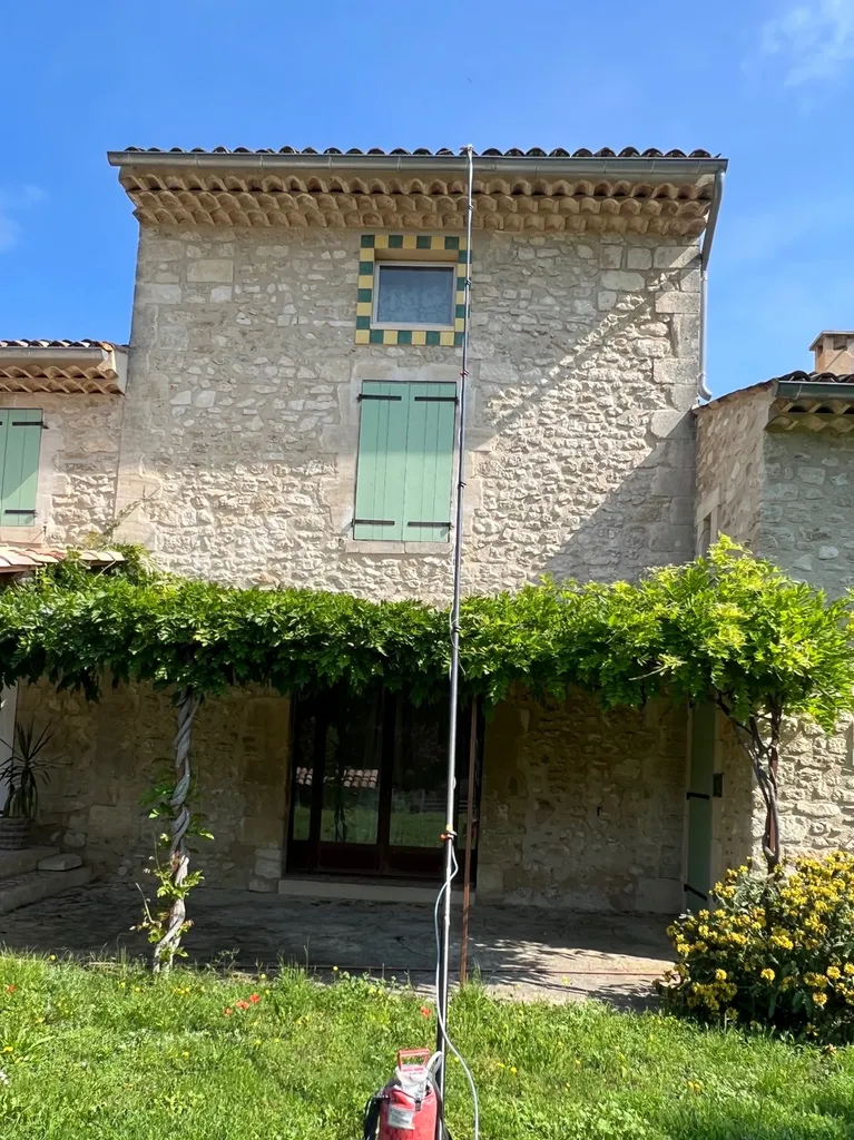 Traitement nid de frelons asiatiques sous tuiles à Bonnieux dans le Vaucluse (84)